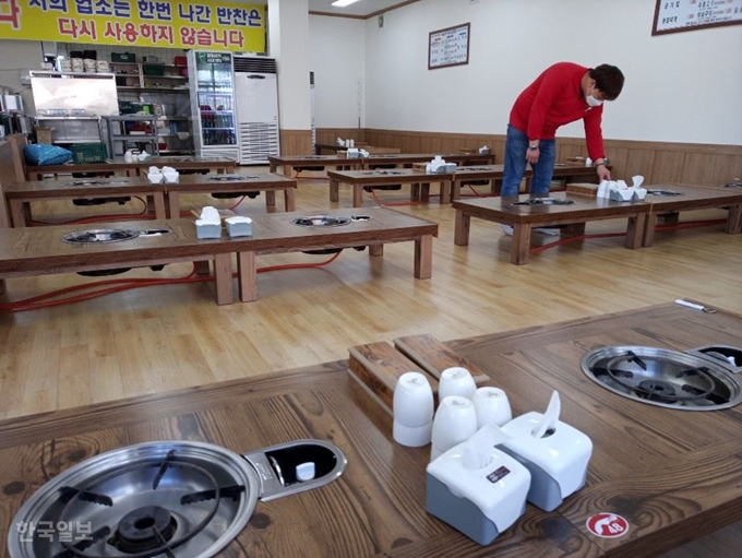 [저작권 한국일보]코로나19로 경북 김천시내 한 식당이 손님이 없어 텅빈 가운데 한산한 모습을 보이고 있다. 추종호 기자