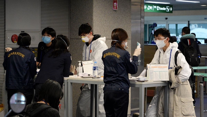 검역당국이 유럽발 전 여행객들에 대해 신종 코로나바이러스 감염증 검사를 시행하고 있는 가운데 지난 23일 인천국제공항 1터미널 도착층의 선별진료소에서 런던발 항공기를 이용해 입국한 유증상자들이 검역관과 이야기를 하고 있다. 영종도=공항사진기자단