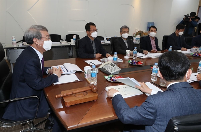 정운찬 한국야구위원회(KBO) 총재가 24일 서울 강남구 야구회관에서 정규시즌 개막 관련 논의를 위해 열린 이사회를 주재하고 있다. 연합뉴스