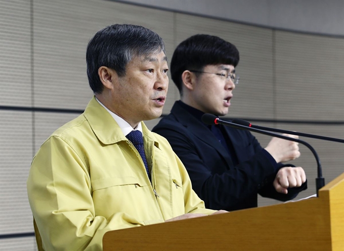 박백범 교육부 차관이 24일 정부세종청사에서 ‘학교 안팎 고강도 사회적 거리두기’ 추진 방안을 발표하고 있다. 연합뉴스