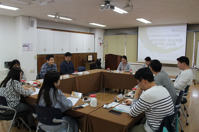 경기 성남시와 성남여성인력개발센터는 경력단절 및 청년 여성들에게 전문직종의 일자리 지원사업을 벌이고 있다. 지난해 상반기 실시한 SOHO무역 전문가 양성 프로그램에 나선 강사와 수강생들이 간담회를 통해 의견을 나누고 있다. 성남여성인력개발센터 제공