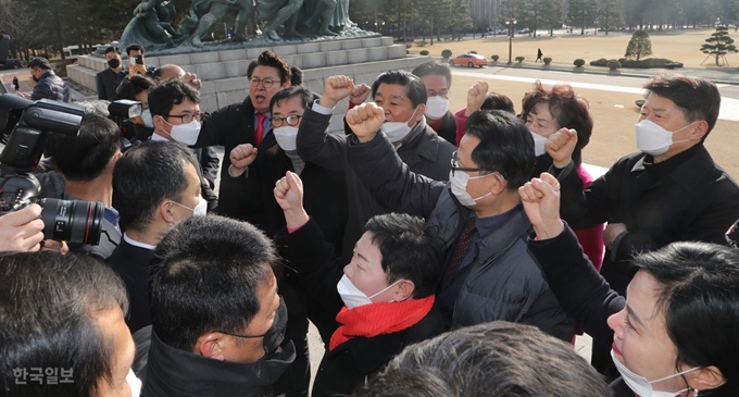 공천에서 탈락한 미래통합당 원외당협위원장들이 12일 국회에서 김형오 공천관리위원장 사퇴와 공정 경선을 요구하는 항의를 하고 있다. 오대근 기자