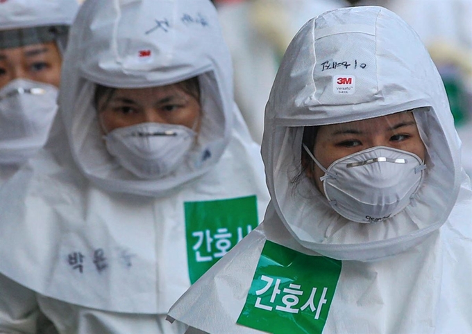 23일 오전 대구시 중구 계명대학교 대구동산병원에서 방호복을 입은 의료진이 병동으로 향하고 있다. 전신 방호복 후드에 의료진 이름과 직종을 나타내는 스티커가 붙어 있다. 대구=연합뉴스