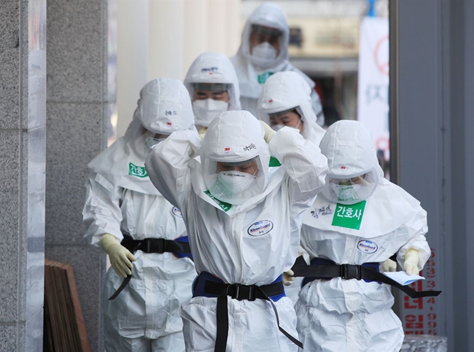 23일 오전 대구시 중구 계명대학교 대구동산병원에서 전신 방호복을 입은 의료진이 병동으로 향하고 있다. 대구=연합뉴스