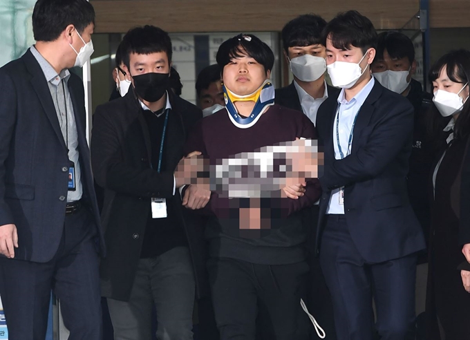 미성년자를 포함한 여성을 협박해 성 착취 불법 촬영물을 제작하고 유포한 텔레그램 '박사방' 운영자 조주빈이 25일 오전 서울 종로경찰서에서 검찰로 송치되고 있다. 고영권 기자