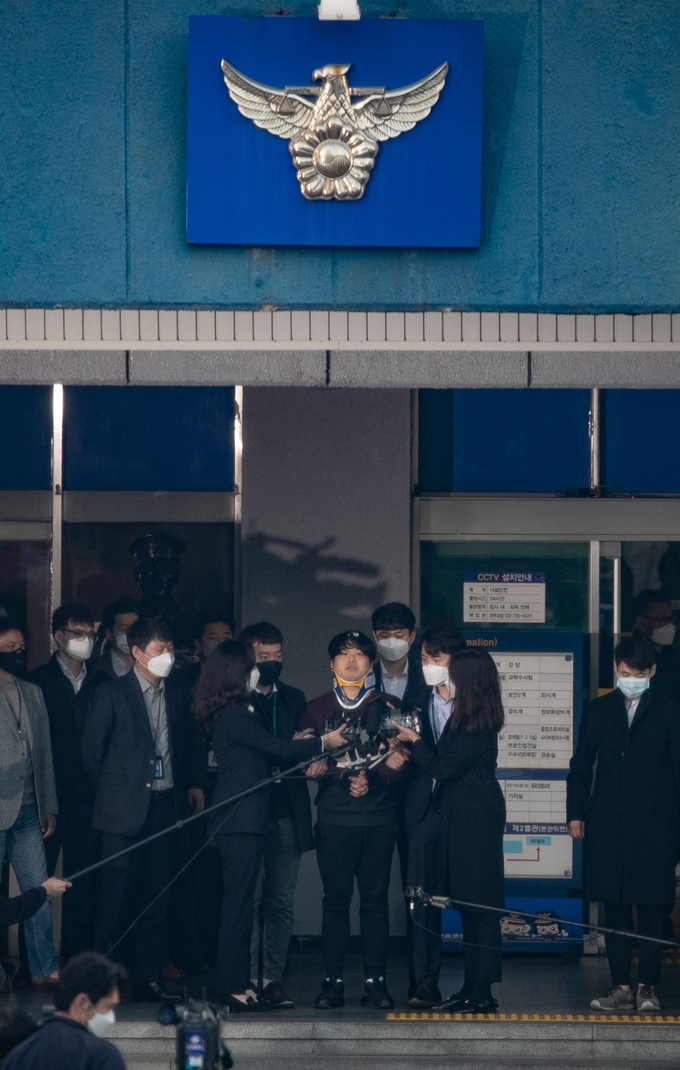 '박사방' 운영자 조주빈(25)이 25일 서울 종로구 종로경찰서 유치장에서 나와 검찰로 송치되고 있다. 이날 경찰은 국민의 알권리, 동종범죄 재범방지 및 범죄예방 차원에서 신상을 공개했다. 고영권 기자