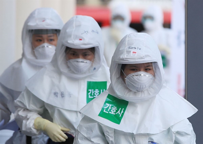 지난 23일 오전 대구시 중구 계명대학교 대구동산병원에서 방호복을 입은 의료진이 병동으로 향하고 있다. 연합뉴스