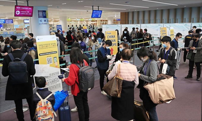 정부가 특별입국절차 대상국을 유럽 전역으로 확대한 지난 16일 인천국제공항 2터미널에서 파리발 여객기를 타고 도착한 승객들이 검역과 연락처 확인 등의 특별입국절차를 거치고 있다. 서재훈 기자