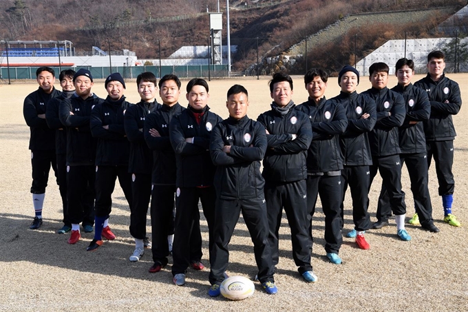 한국 남자럭비대표팀이 지난 1월 진천선수촌 내 력비경기장에서 포즈를 취하고 있다. 진천=고영권 기자