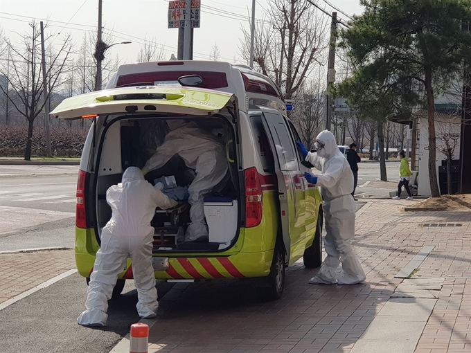 신종 코로나바이러스 감염증(코로나19) 확진자가 나온 경북 경산시 계양동 서요양병원에서 의료진이 확진자를 이송하고 있다. 연합뉴스