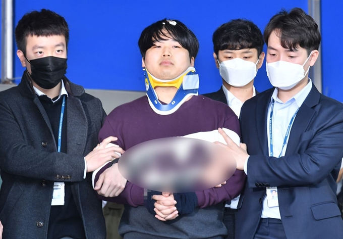 [저작권 한국일보] 미성년자를 포함한 여성을 협박해 성 착취 불법 촬영물을 제작하고 유포한 텔레그램 ‘박사방’ 운영자 조주빈이 25일 오전 서울 종로경찰서에서 검찰로 송치되고 있다. 고영권기자