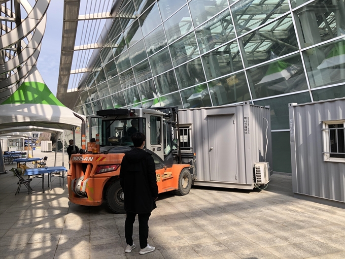 25일 인천국제공항 제1여객터미널 교통센터 앞에 도보 이동형(워킹 스루) 선별진료소가 설치되고 있다. 이환직 기자