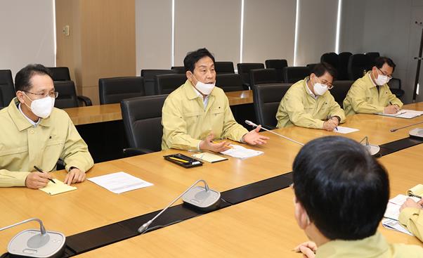 하나금융그룹은 코로나19로 어려움을 겪고 있는 중소 중견기업 및 소상공인에 대한 금융부문 지원에 적극 동참하고 이를 신속하게 실행키로 했다. 지난 2일 하나금융그룹 명동 사옥에서 김정태 하나금융그룹 회장(왼쪽에서 두 번째)이 지성규 하나은행장(왼쪽에서 첫 번째), 장경훈 하나카드 사장(왼쪽에서 세 번째) 등 관계사 CEO 및 그룹장 긴급회의를 갖고 “민관이 힘을 합쳐 위기 극복을 통해 성장의 발판으로 삼자”고 말했다