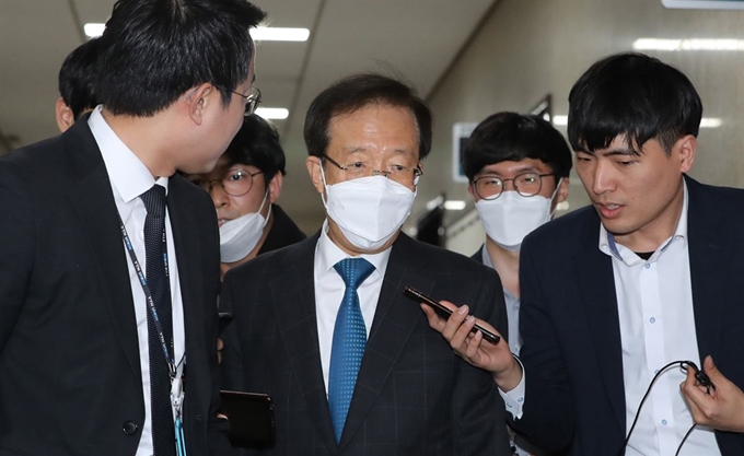 미래통합당 이석연 공천관리위원장 직무대행이 25일 오후 서울 여의도 국회에서 열린 공천관리위원회에 참석하며 기자들의 질문을 받고 있다. 연합뉴스