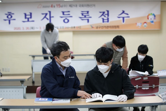 21대 국회의원선거 후보 등록을 하루 앞둔 25일 오후 광주 남구 남구선거관리위원회에서 관계자들이 후보자 등록을 위한 사전 준비 작업을 하고 있다. 연합뉴스