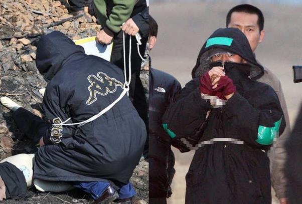 연쇄살인범 강호순이 입은 카파 옷이 노출되며 화제를 끌자 이후 청테이프를 붙인 모습. 한국일보 자료사진