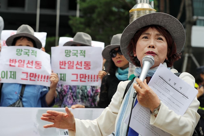 주옥순 엄마부대 대표가 지난해 서울 종로구 옛 일본대사관 앞에서 기자회견을 갖고 문재인 정권의 일본정부에 사과를 촉구하고 있다. 뉴스1