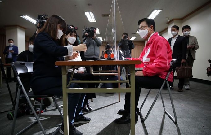 제21대 총선에서 서울 종로구에 출마하는 황교안(오른쪽) 미래통합당 후보가 26일 오전 서울 종로구선거관리위원회에서 후보 등록을 하고 있다. 연합뉴스