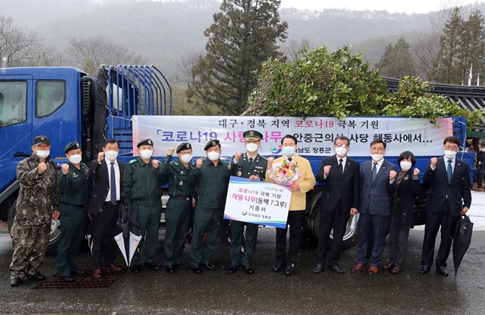 전남 장흥군은 해동사에서 안중근 의사 110주년 추모제를 마치고 코로나 완전 극복을 위해 동백나무 7그루를 대구 군 부대에게 전했다. 장흥군 제공