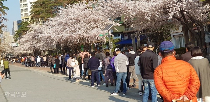 대구 자영업자들이 25일 대출을 받기 위해 대구 북구 소상공인진흥공단 앞에서 번호표를 받기 위해 줄얼 지어 기다리고 있다. 김민규 기자