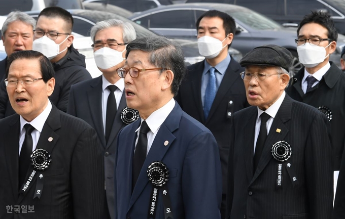 [저작권 한국일보]26일 서울 남산 안중근 의사 동상 앞에서 열린 안중근 의사 순국 제110주기 추모식에서 참석자들이 애국가를 제창하고 있다. 왕태석 선임기자