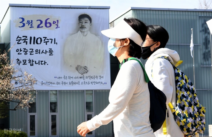 [저작권 한국일보]26일 안중근 의사 순국 제110주기 추모일 이지만 코로나19의 영향으로 서울 남산에 있는 기념관은 문을 닫은 가운데 산책을 나서 시민들이 마스크를 착용하고 기념관을 지나치고 있다. 왕태석 선임기자