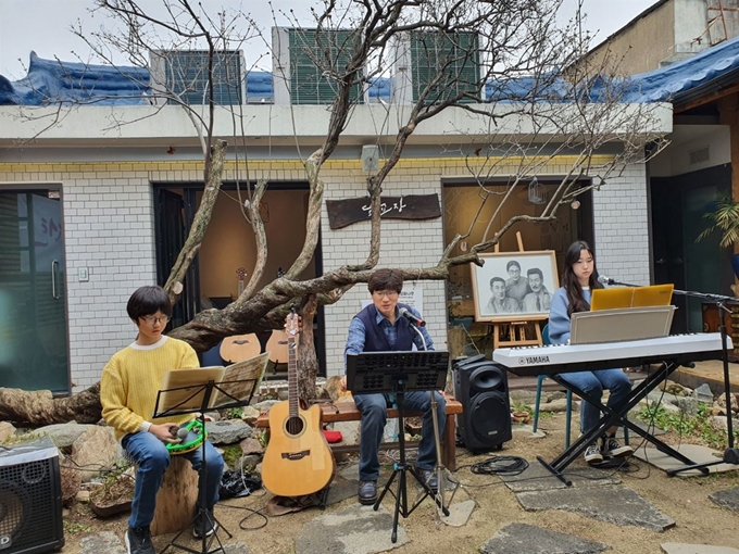 지난 7일 대구 중구 서성로 라일락뜨락1956 마당에서 이종일(가운데) 작곡가와 가족들이 직접 작곡한 노래로 가족공연을 하고 있다. 라일락뜨락 제공