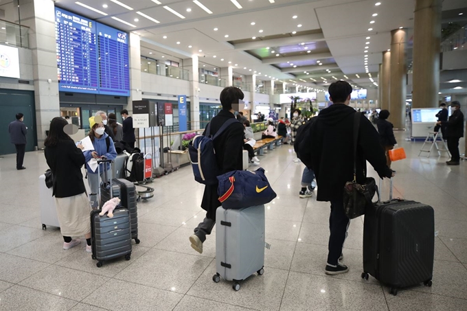 26일 오후 인천국제공항 1터미널에서 독일 프랑크푸르트발 여객기를 타고 귀국한 무증상 내국인들이 귀가하고 있다. 연합뉴스