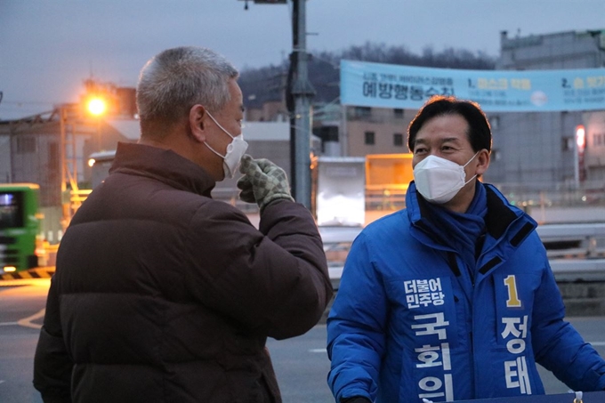 4·15 총선 서울 관악을에 출마하는 정태호 전 청와대 일자리수석이 서울 관악 거리에서 주민과 인사를 나누고 있다. 정태호 캠프 제공