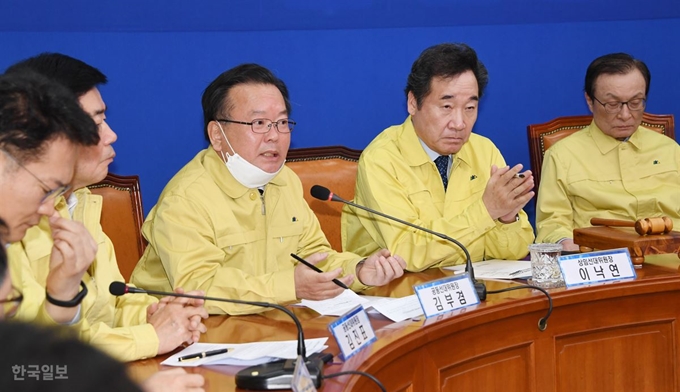 [저작권 한국일보]6일 오전 서울 여의도 국회에서 열린 더불어민주당 선거대책위원회 3차 회의에서 김부겸 공동선대위원장이 발언하고 있다. 오대근 기자 /2020-03-06(한국일보)