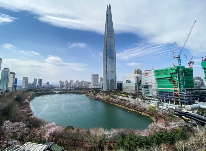 송파구는 신종 코로나바이러스 감염증(코로나19) 확산을 막기 위해 올해 예정된 석촌호수 벚꽃축제를 취소한데 이어 다음달 12일까지 석촌호수 진출입로는 전면 폐쇄한다.사진은 27일 오후 서울 송파구 석촌호수의 모습.뉴스1