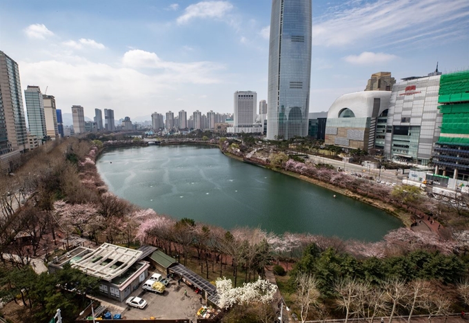 송파구는 신종 코로나바이러스 감염증(코로나19) 확산을 막기 위해 올해 예정된 석촌호수 벚꽃축제를 취소한데 이어 다음달 12일까지 석촌호수 진출입로는 전면 폐쇄한다.사진은 27일 오후 서울 송파구 석촌호수의 모습. 뉴스1