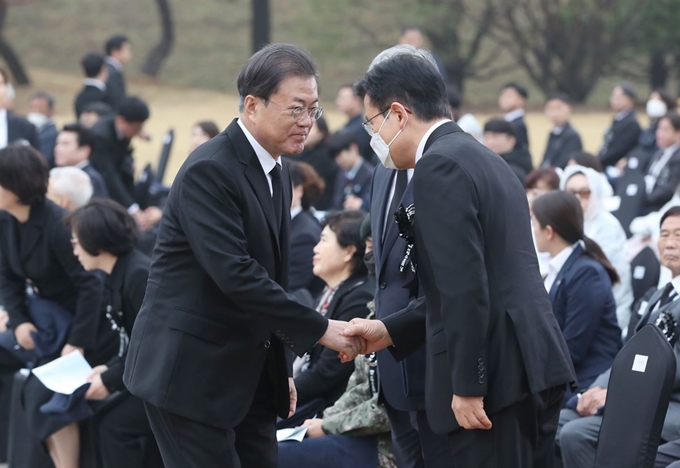 문재인 대통령이 27일 국립대전현충원에서 열린 서해수호의 날 기념식에서 황교안 미래통합당 대표와 인사하고 있다. 연합뉴스