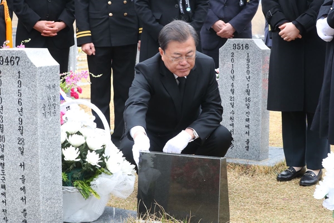 문재인 대통령이 27일 국립대전현충원 고 한주호 준위 묘역에서 참배하고 있다.고 한주호 준위는 2010년 3월 천안함 피격사건 당시 희생자 탐색구조작업을 펼치다 사망했으며, 이후 충무무공훈장이 추서됐다. 연합뉴스