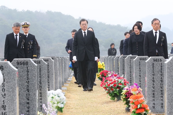 문재인 대통령이 27일 국립대전현충원 천안함 피격 용사 묘역을 방문하고 있다. 연합뉴스