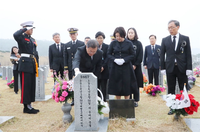 0 문재인 대통령과 김정숙 여사가 27일 국립대전현충원 고 한주호 준위 묘역에서 참배하고 있다.연합뉴스