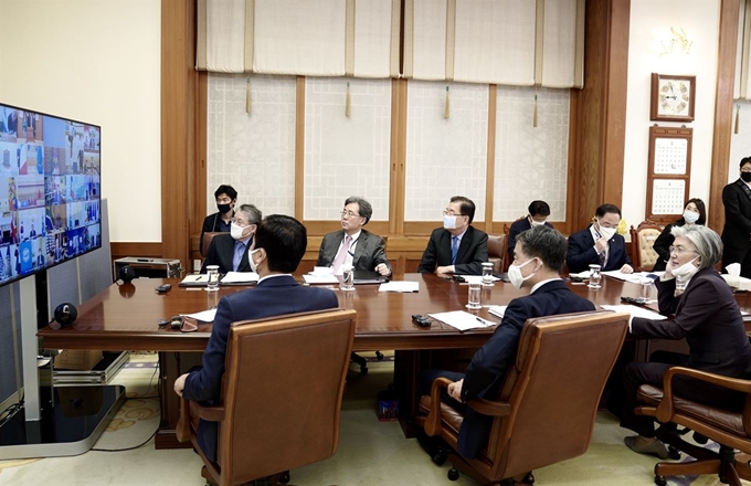 26일 청와대 집무실에서 정의용 국가안보실장, 강경화 외교부 장관 등이 문재인 대통령의 코로나19 공조방안 모색을 위한 G20 특별화상정상회의를 지켜보고 있다. 청와대 제공