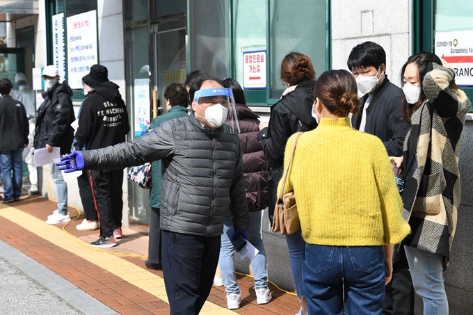 27일 오전 서울 강남구 보건소에 설치된 코로나19 선별진료소에서 주민들이 검진을 받기 위해 줄지어 서있다. 정준희 인턴기자