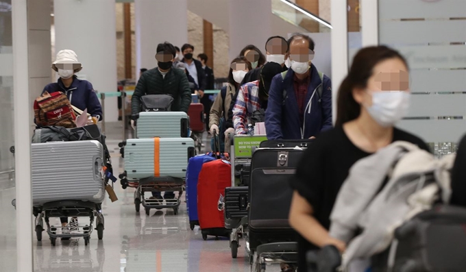 페루 정부의 국경 폐쇄로 발이 묶였던 여행객과 봉사단원 등이 28일 오전 전세기를 타고 인천국제공항을 통해 귀국하고 있다. 연합뉴스