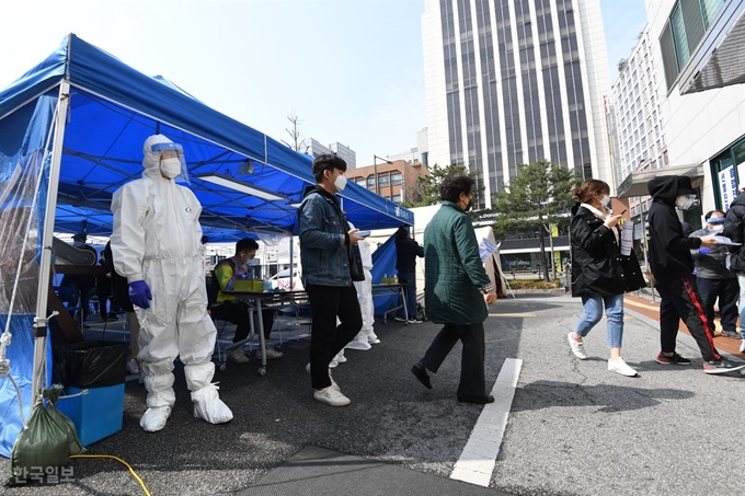 지난 27일 강남구보건소에 설치된 선별진료소에서 주민들이 코로나19 진단검사를 받기 위해 기다리고 있다. 한국일보 자료사진