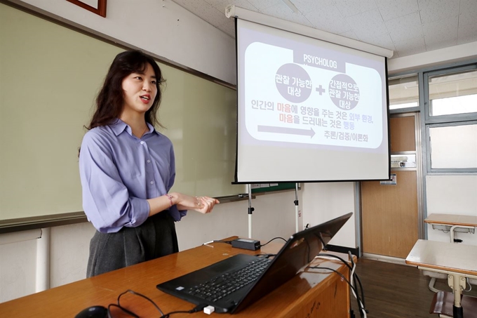 26일 오후 원격교육 시범학교로 지정된 서울 마포구 서울여고에서 한 교사가 온라인수업 예행 연습을 하고 있다. 연합뉴스