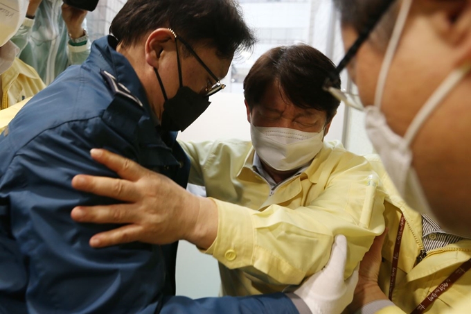 권영진 대구시장이 26일 오후 대구시의회에서 열린 273회 임시회 본회의를 마치고 퇴장하던 중 이진련 시의원(더불어민주당)의 질타를 듣다 어지럼증을 호소하며 쓰러지고 있다. 경북일보 제공