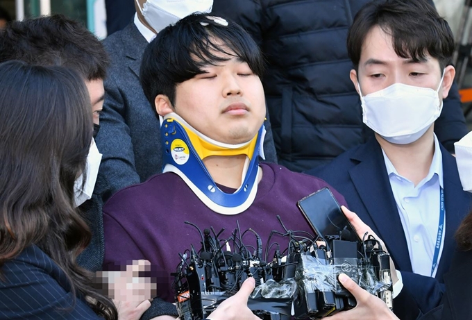 미성년자를 포함한 여성을 협박해 성 착취 불법 촬영물을 제작하고 유포한 텔레그램 '박사방' 운영자 조주빈이 25일 오전 서울 종로경찰서에서 검찰로 송치되고 있다. 고영권기자