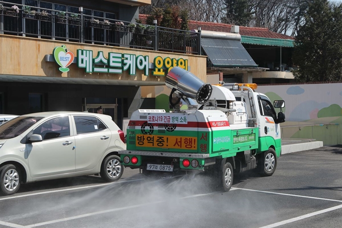 30일 경기도 양주시 장흥면 베스트케어요양원에서 방역차량이 소독작업을 벌이고 있다. 이 요양원에서 지내던 75세 남성 1명이 29일 오후 신종 코로나바이러스 감염증(코로나19) 확진 판정을 받은 뒤 30일 새벽 의정부성모병원 응급실(폐렴구역)에서 사망했다. 연합뉴스