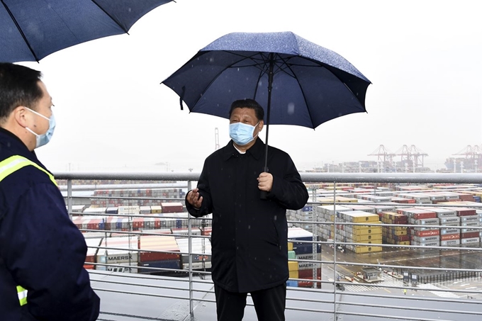 시진핑 중국 국가주석이 29일 저장성 닝보시의 컨테이너 부두를 찾아 조업 재개를 독려하고 있다. 닝보=AP 연합뉴스