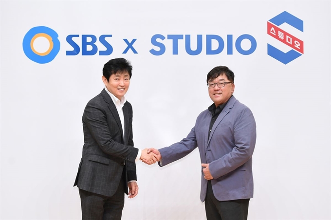 박정훈 SBS 사장(왼쪽)과 한정환 스튜디오S 대표이사가 악수하고 있다. SBS 제공