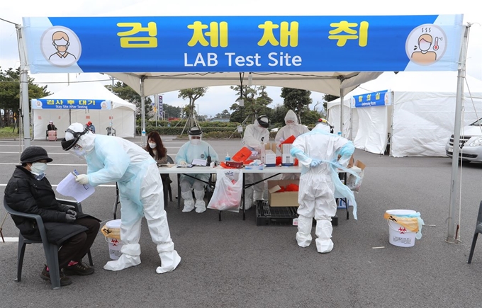 신종 코로나바이러스 감염증(코로나19)이 확산 중인 30일 제주국제공항 내에 마련된 워킹 스루 진료소(개방형 선별진료소)에서 국외 입국자를 대상으로 코로나19 검사가 진행되고 있다. 뉴시스.