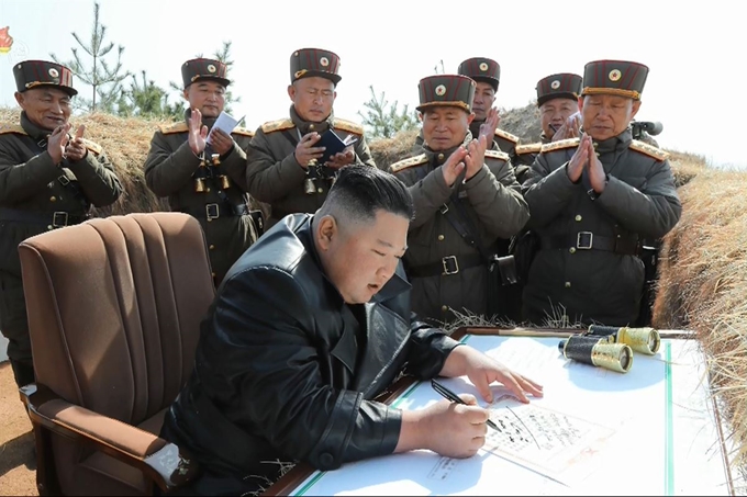 김정은 북한 국무위원장이 지난 20일 서부전선대연합부대의 포사격대항경기를 지도한 모습을 21일 조선중앙TV가 공개했다. 평양=조선중앙TV 연합뉴스