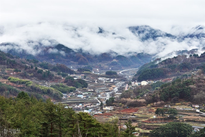 금대암 가는 길에 보이는 지리산 풍경. 백무동과 한신계곡 방향이다.