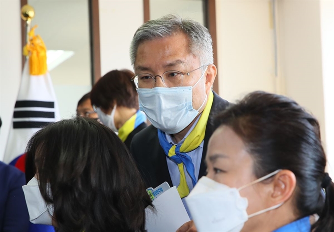 열린민주당 비례대표 후보인 최강욱 전 청와대 공직기강비서관(가운데)이 30일 서울 여의도 당사에서 열린 선거대책위원회 발대식 및 총선 제1호 공약 '국회의원 국민소환제' 공개 행사에 참석하고 있다. 연합뉴스